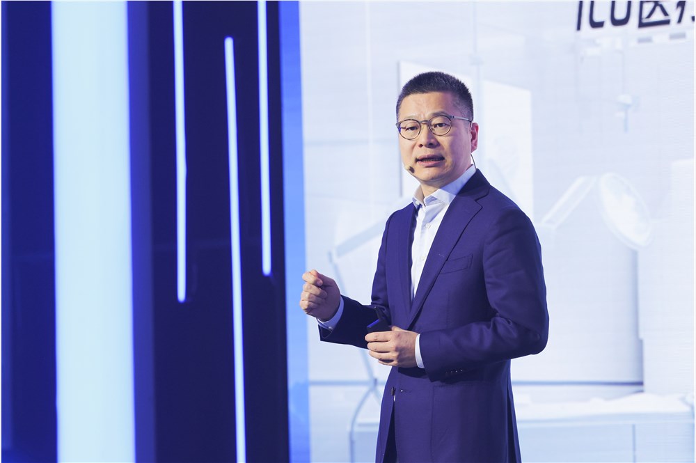 穿西装打领带的男人站在墙边的女人&#xA;&#xA;AI 生成的内容可能不正确。