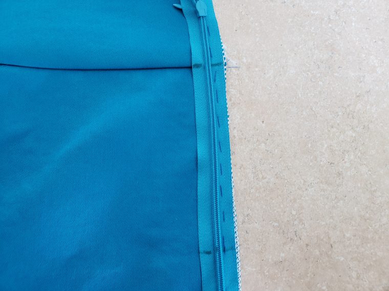 How to insert an invisible zipper.