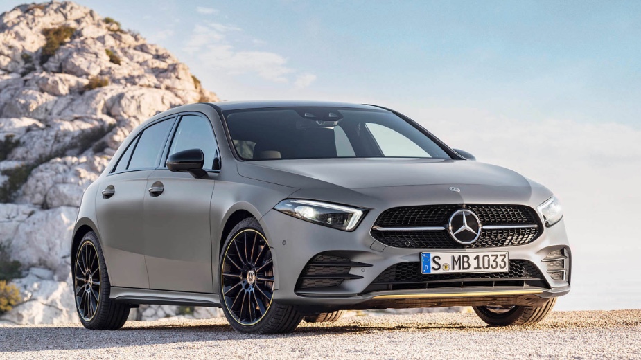 Mercedes Classe A cinza claro parado ao sol, um dos carros mais vendidos em Portugal