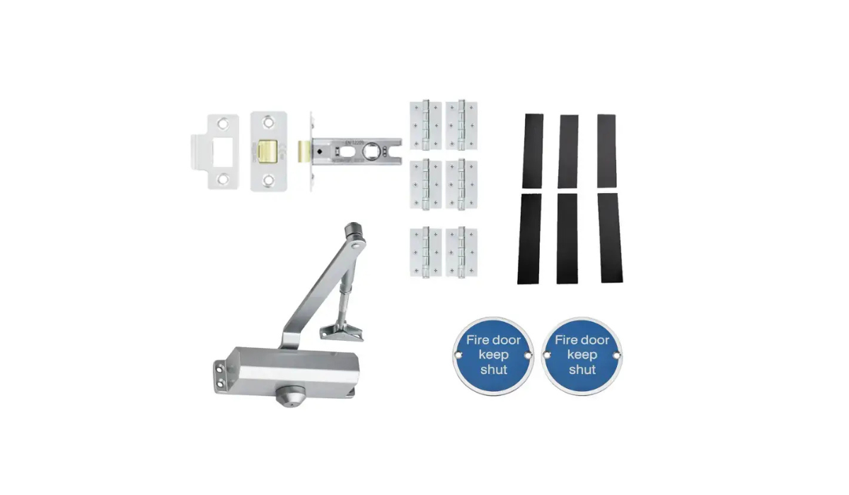 Fire door hardware pack - including door closer, hinges and intumescent strips 