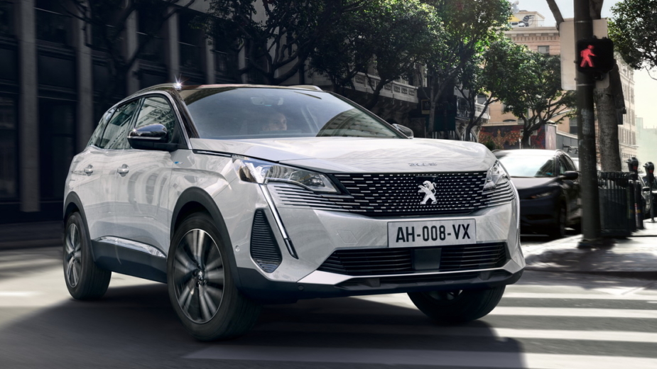 Peugeot 30008 branco a passar junto de uma passadeira, um dos carros mais vendidos em Portugal