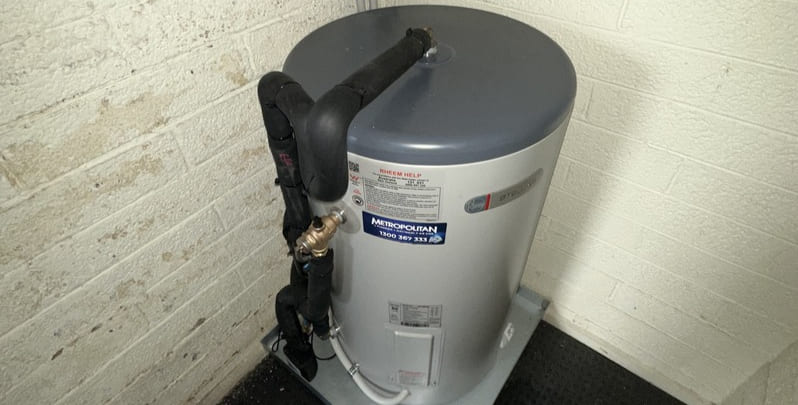 Flow rate of a storage hot water system