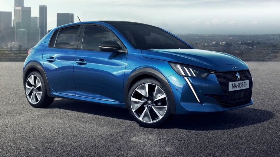 Peugeot 208 azul vibrante estacionado no parque, um dos carros mais vendidos em Portugal