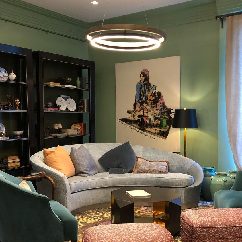 Living In Interiors: Dramatic or Colorful?