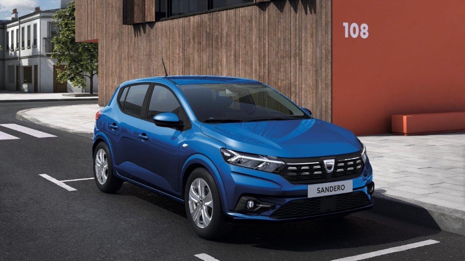 Dacia Sandeiro azul vibrante estacionado, um dos carros mais vendidos em Portugal