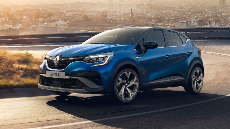 Renault Clio azul numa estrada, um dos carros mais vendidos em Portugal