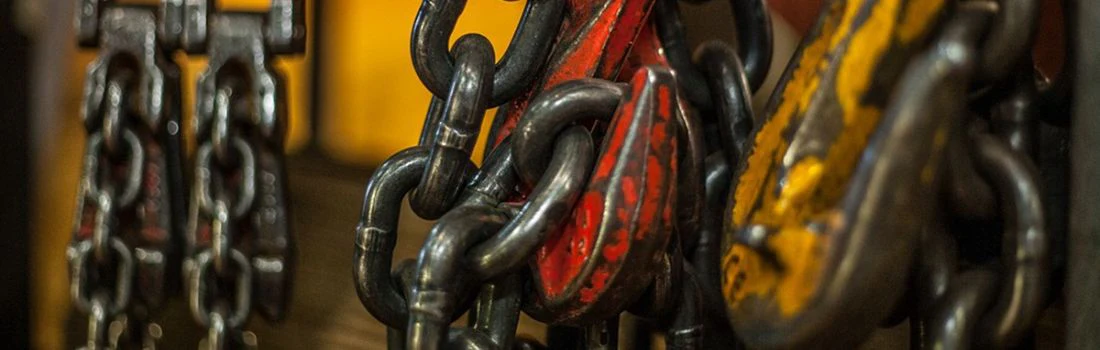 Steel rigging chains and lifting hooks