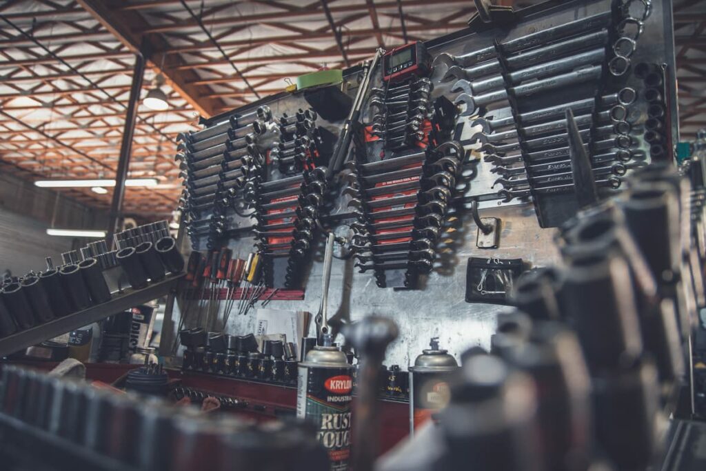 Tools to repair cars in a garage