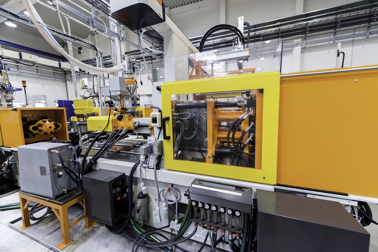 Injection molding machine in a connected factory