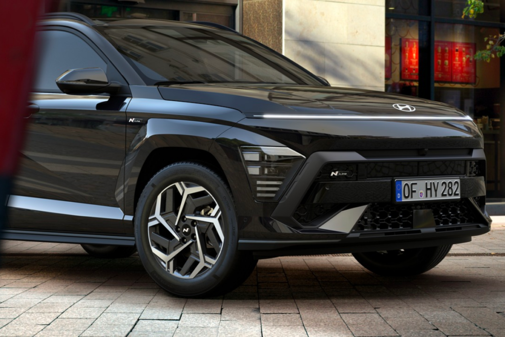 The front of a black car, of one of the best-selling brands, in the middle of a city