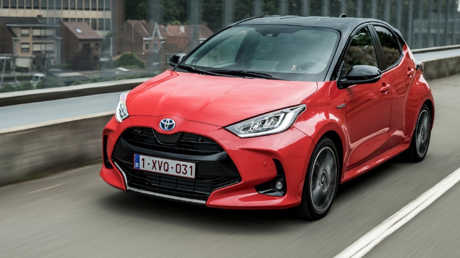 Toyota Yaris vermelho numa estrada, um dos carros mais vendidos em Portugal