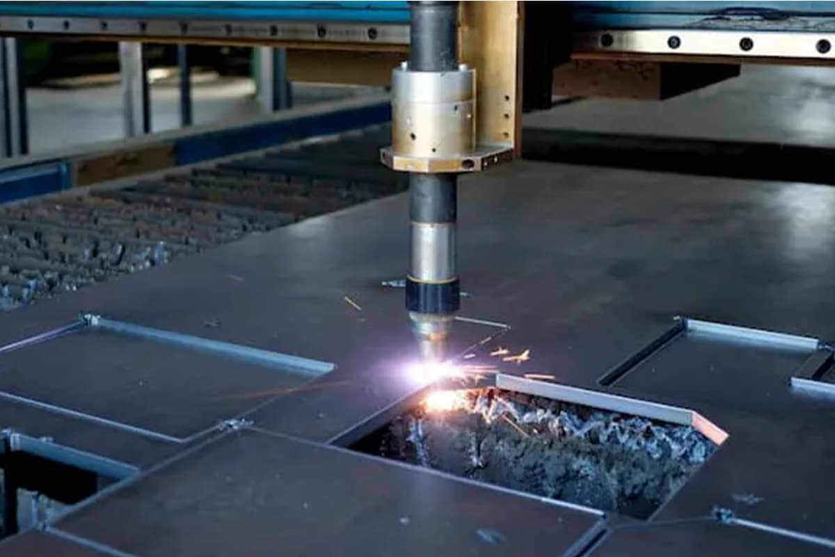 Plasma-cutter-cutting-metal