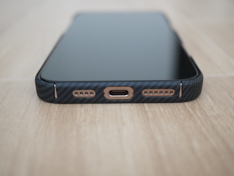 Benks ArmorAir Case - With iPhone 16 Pro Max - Bottom