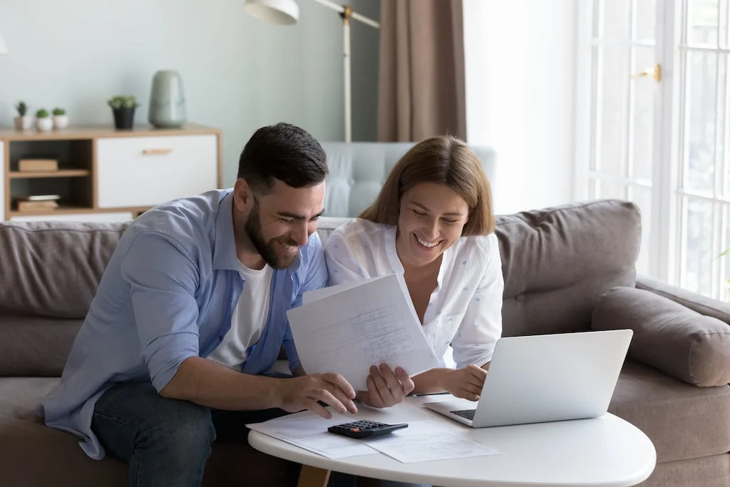 A couple are calculating their monthly energy bill.