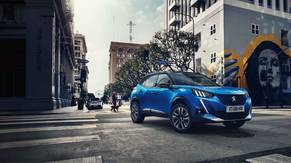 Peugeot 3008 azul a virar uma esquina de estrada, um dos carros mais vendidos em Portugal