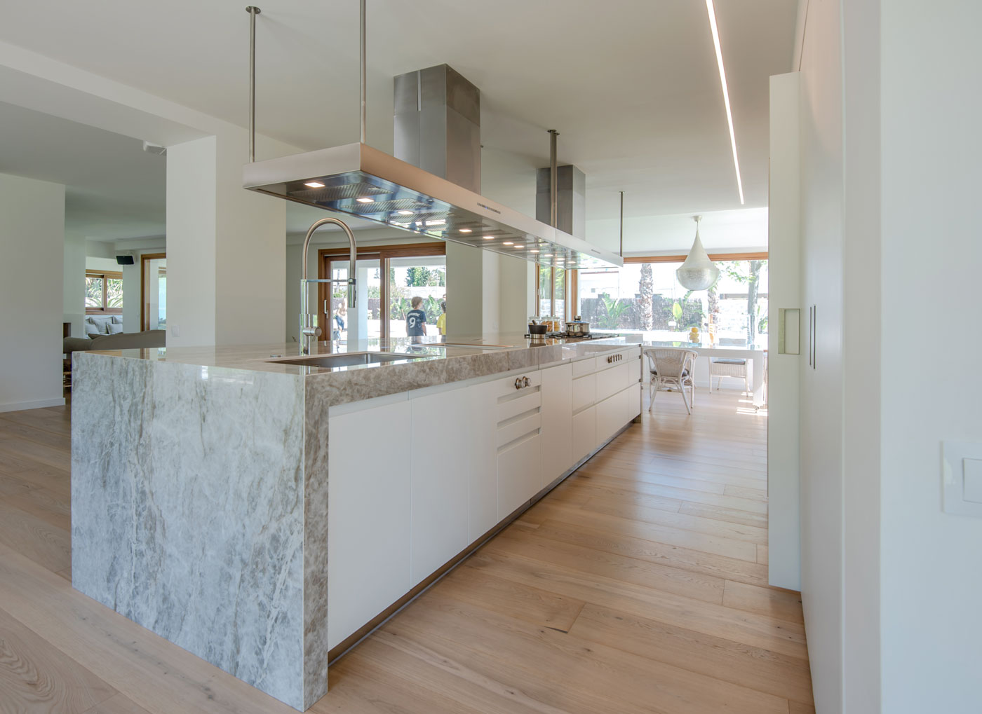 Open Kitchen - Custom Range Hood Frecan