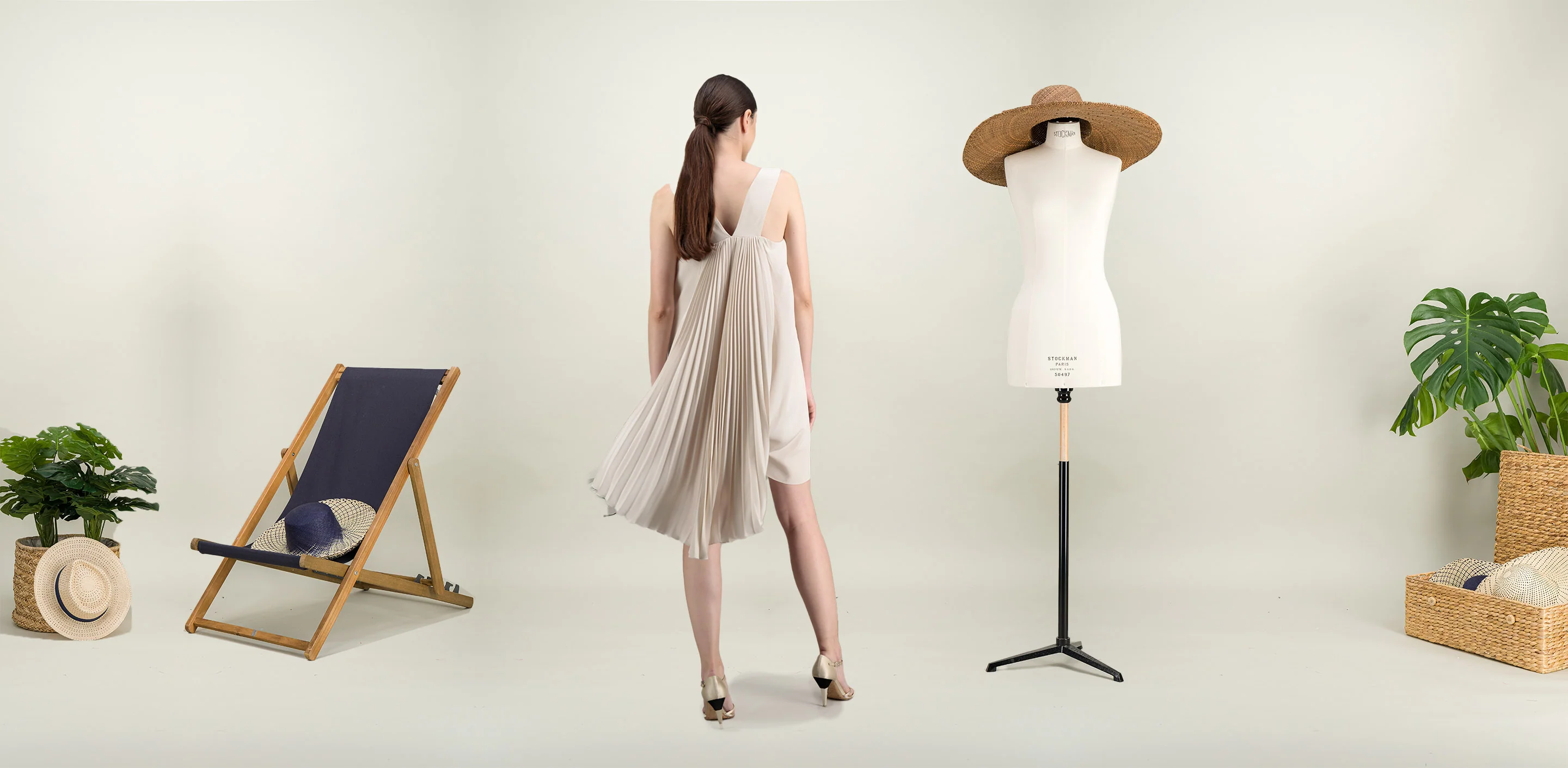 robe plissÃ©e iconique en crepe de soie beige