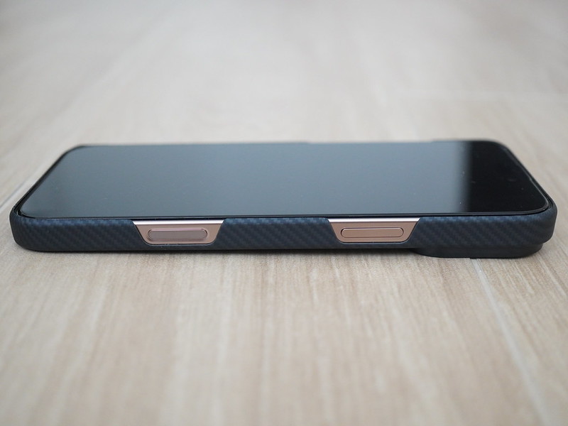 Benks ArmorAir Case - With iPhone 16 Pro Max - Right