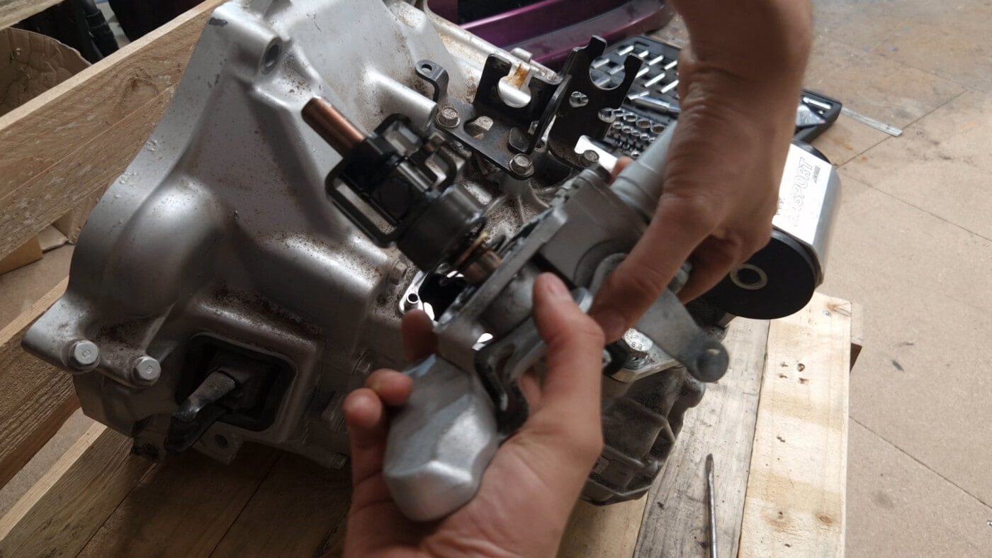 remove the K-Series Gear Selector Springs housing