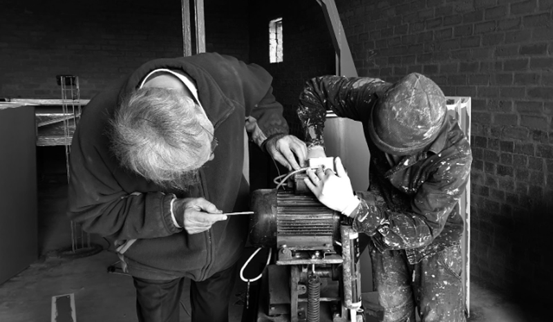 Solving Common chainsaw problems 2 men working
