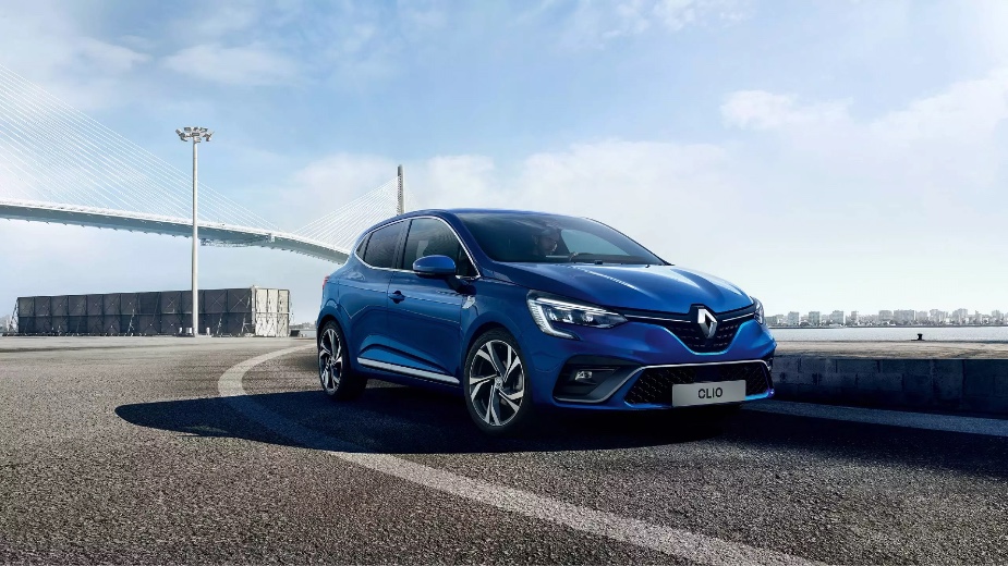 Renault Clio azul numa estrada, um dos carros mais vendidos em Portugal