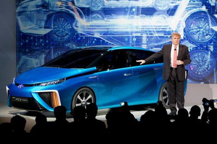 Toyota Unveils FCV Fuel-Cell Concept at 2014 Consumer Electronics Show
