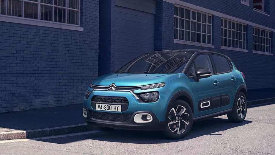 Citroen C3 azul claro parado, um dos carros mais vendidos em Portugal