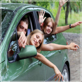 friends leaving on a road trip 