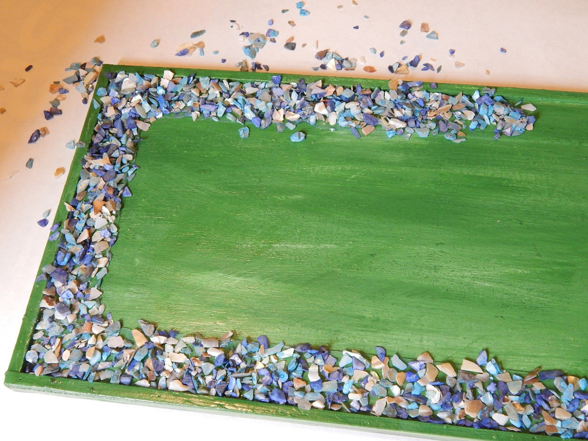 First, we painted and polyurethaned the wooden parts and let everything dry real well.