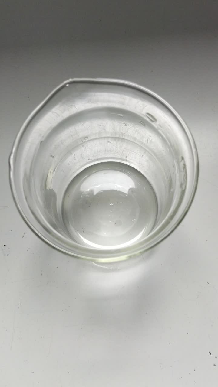 Ingwerextraktpulver in Wasser auflösen.MP4