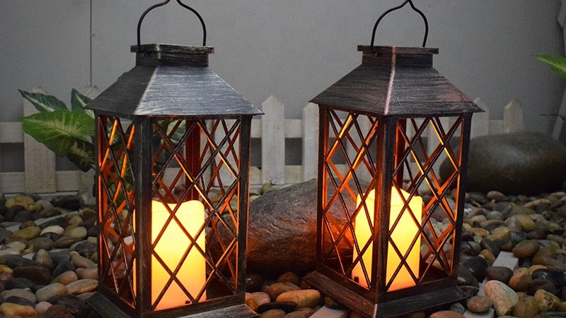 Solar Retro Metalkerker Lantern wiederaufladbare Outdoor -Landschaftsstil flackernden Flammen Tischkerzenleuchten für Party -Dekor11