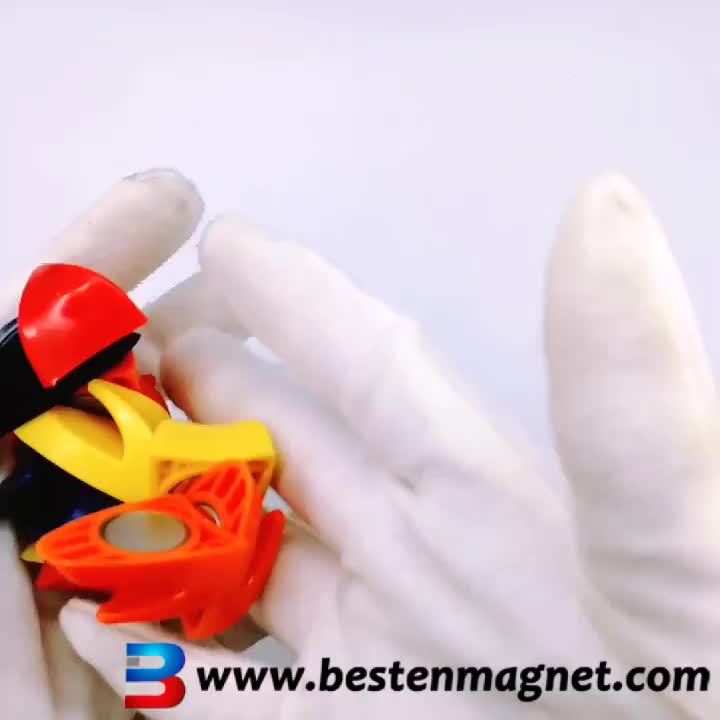 gancio magnetico in plastica (1) .mp4