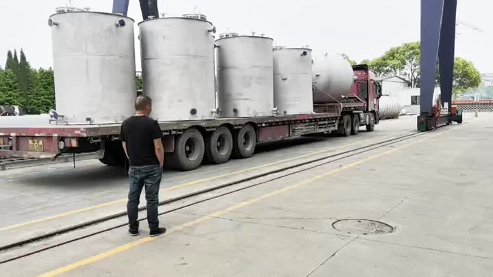 Flat bottomed storage tank