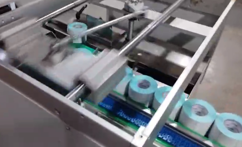 Heat shrink packaging machine