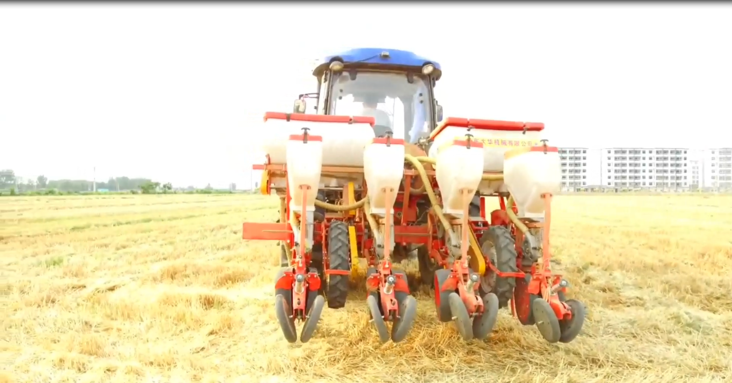 Plantador de precisión neumática para siembra de sorgo