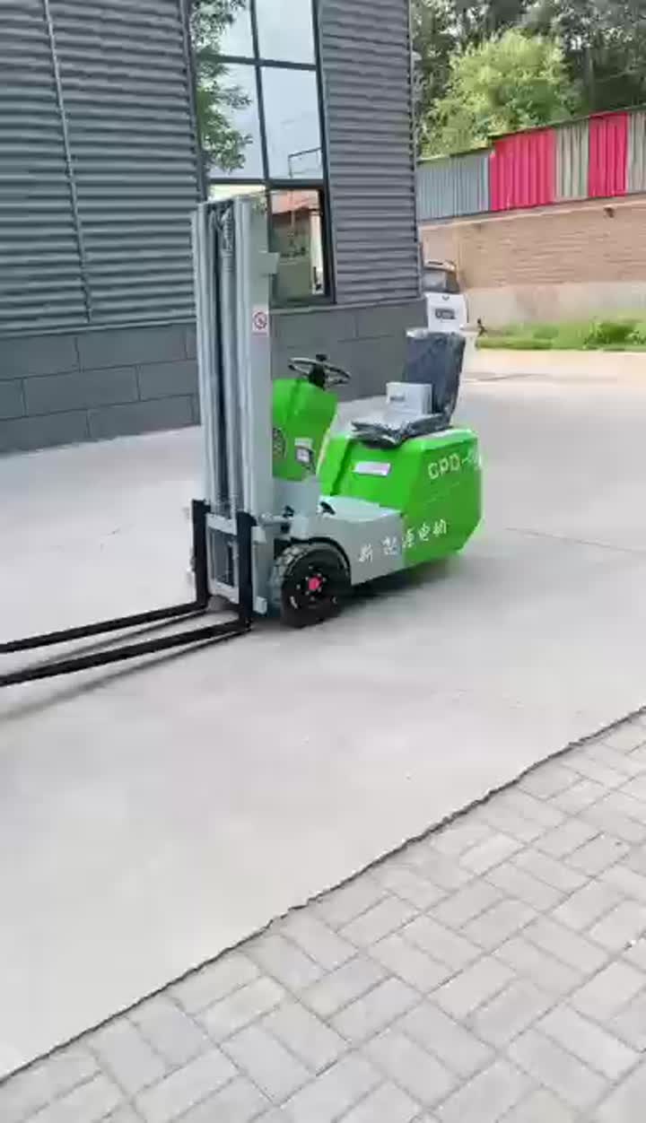 Três Pivots Electric Forklift