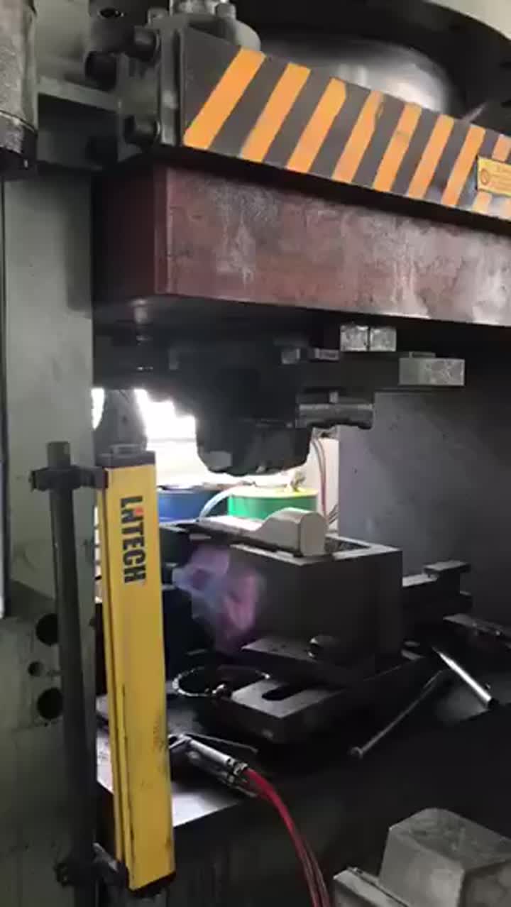 Aluminum forging.mp4