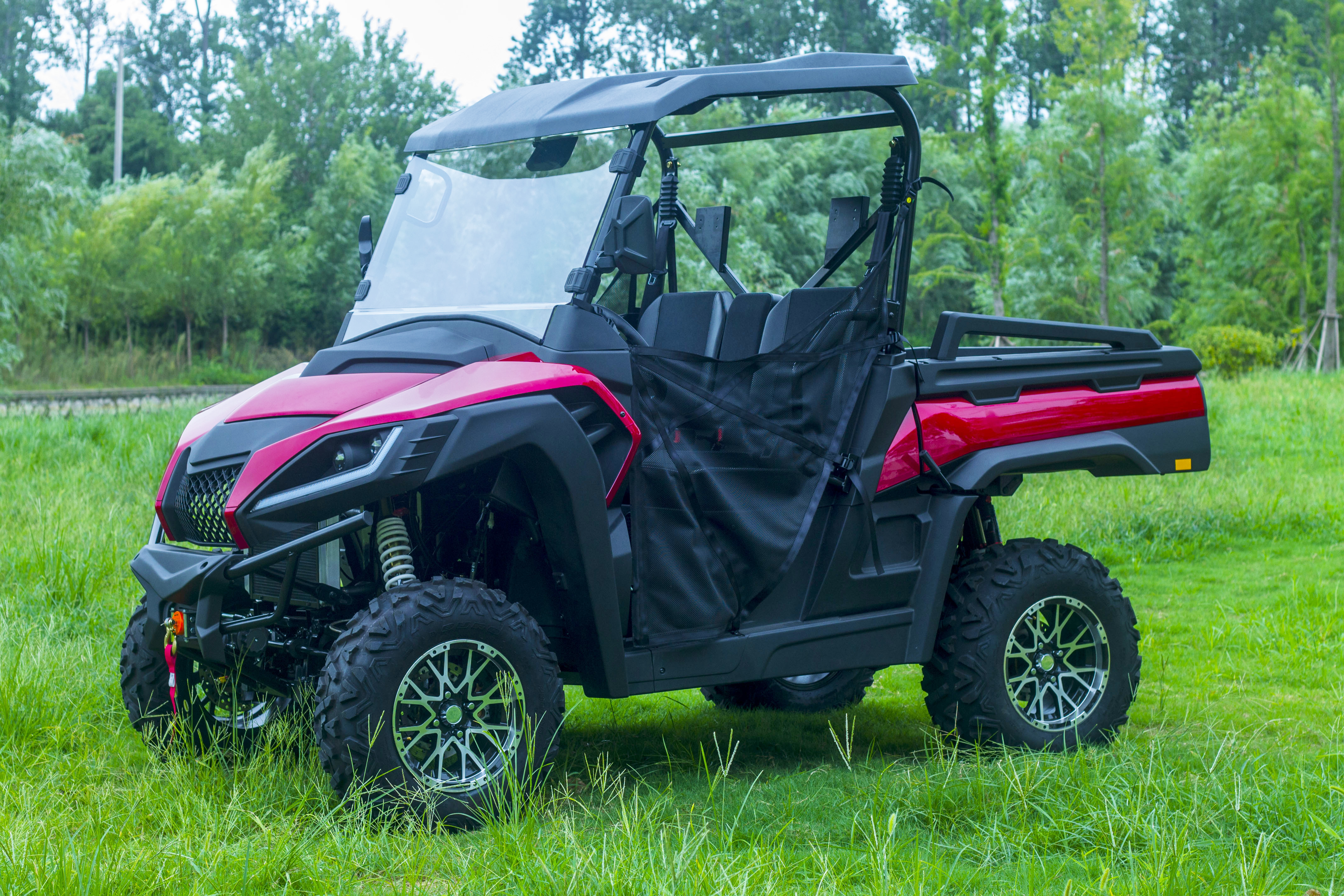 XY500U Orange UTV fahren durch die Felder