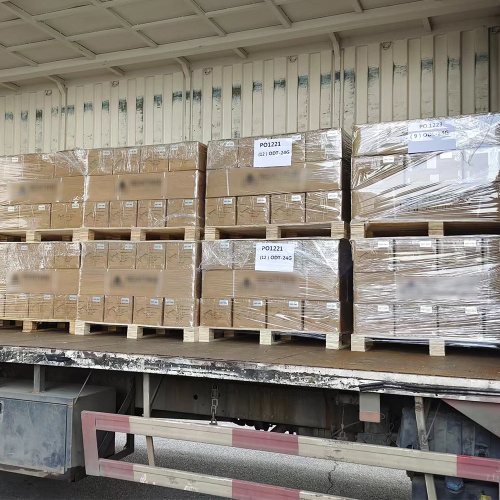 Containerladungen von verstellbaren Schreibtischen laden und in die USA verschickt