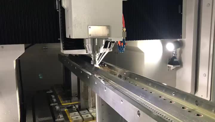 Smeltgeblazen machine Hoge kwaliteit Spinneret Processing.mp4