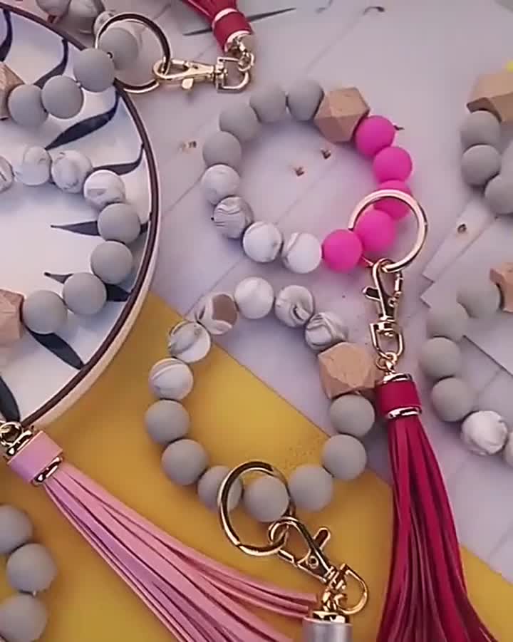 2021 Summer Elastic Silicone Bead Llavero Pulsera Cuentas Llavero De Madera Cuentas de madera Suede Circle Tassel Wristlet Keychain - Compre Pulsera de silicona con llavero, llavero de pulsera, producto de llavero elástico en Alibaba.com