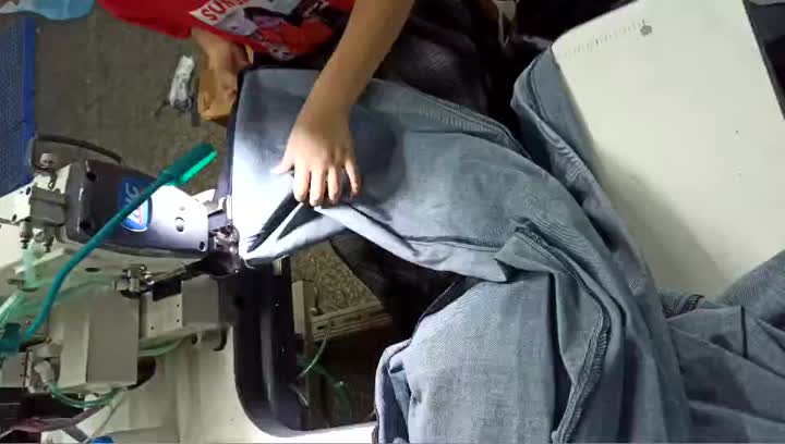 jeans à ourlet inférieur dans factory.mp4