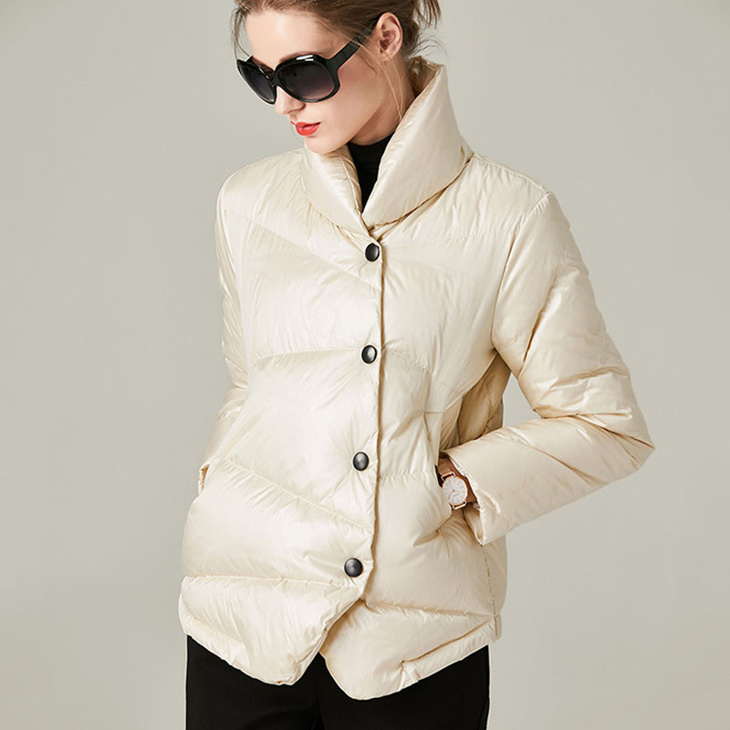 Женское пуховое пальто с коротким воротником-стойкой