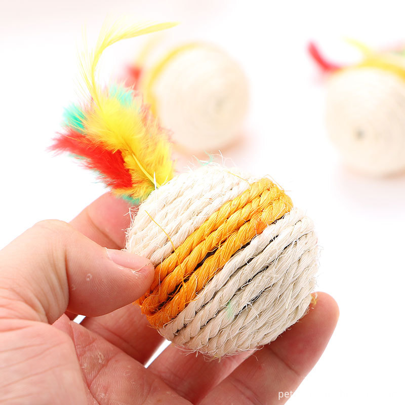 Amazon Hot Selling Cat Sisal Ball Toys Pet Grinding Claws Toys With Feather