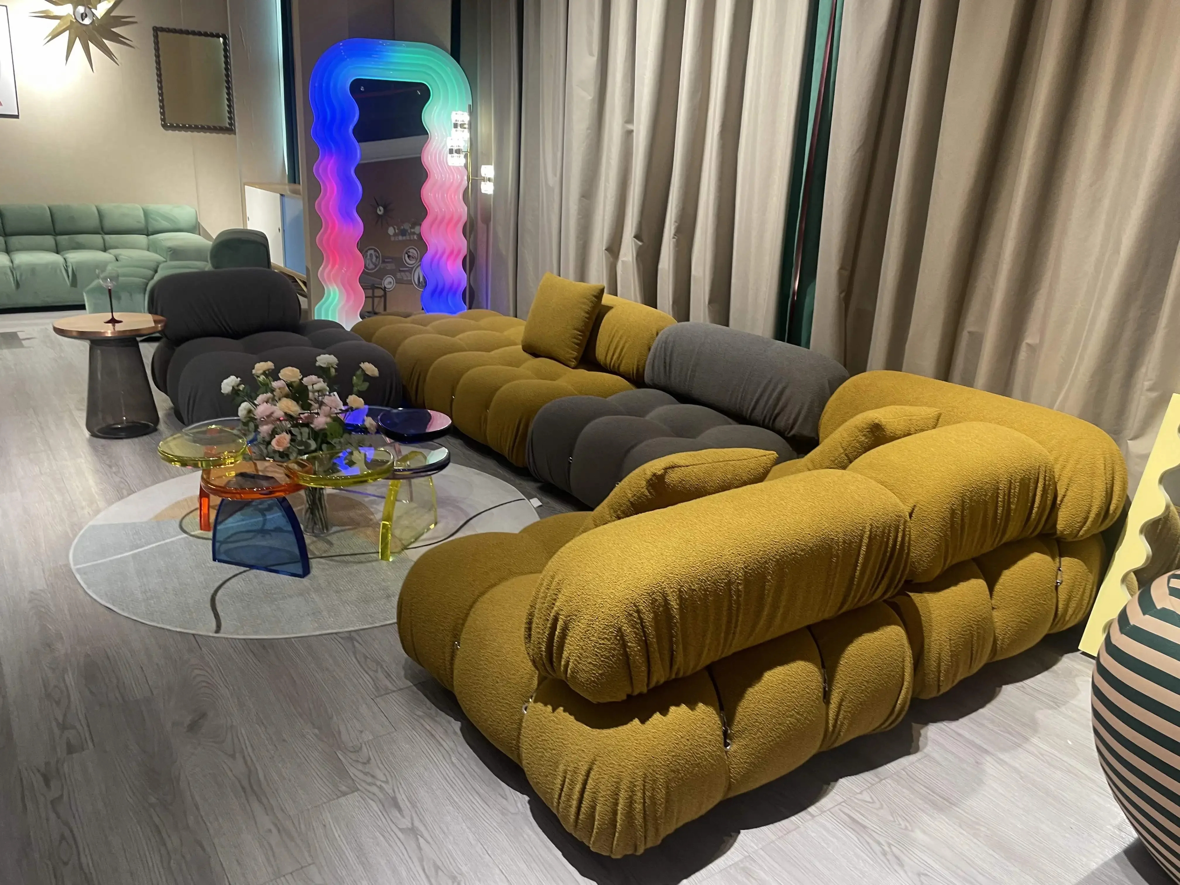 Как привлечь современный диван?
