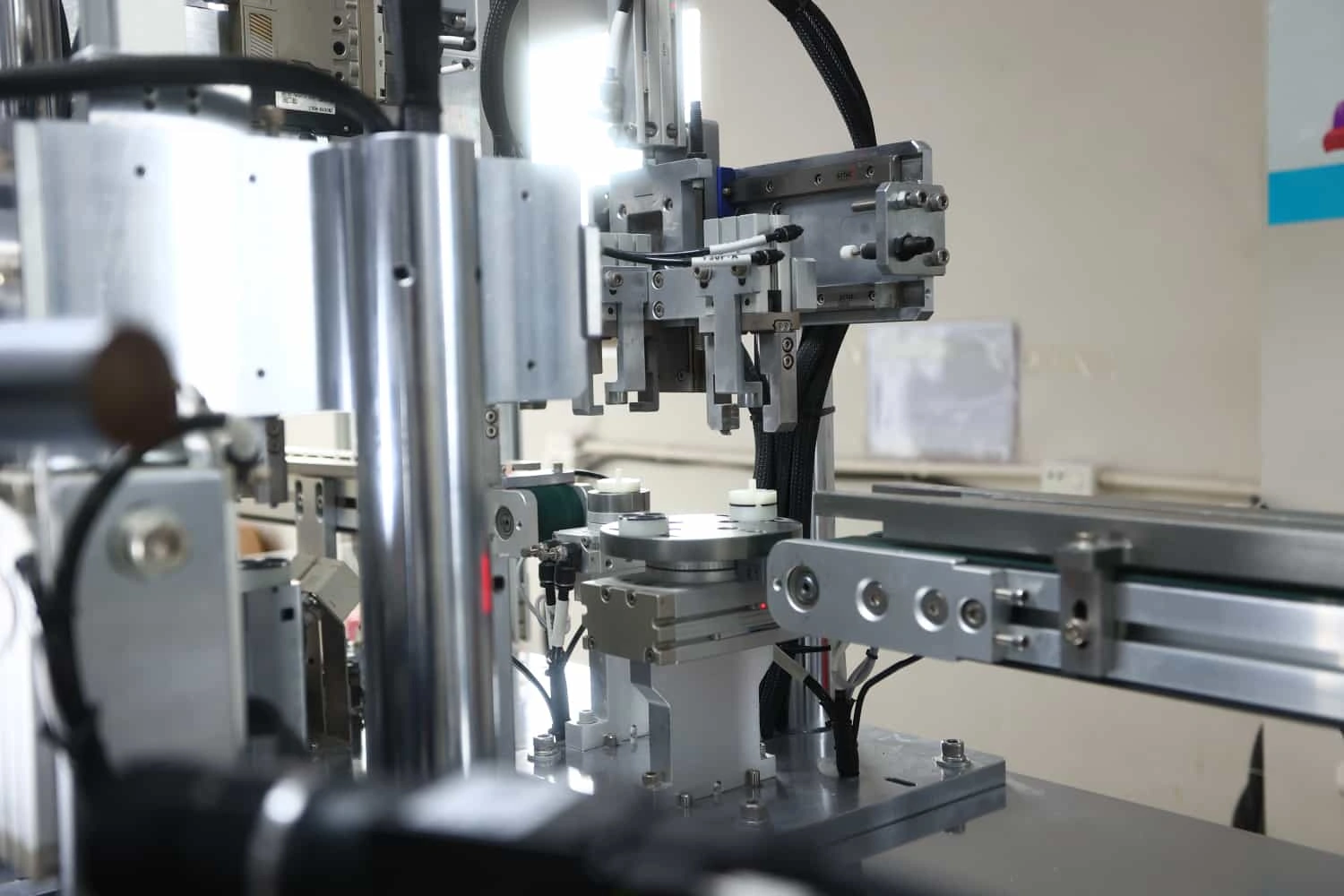 Vibratory Feeding Station for Mini Air Pump Assembly Line