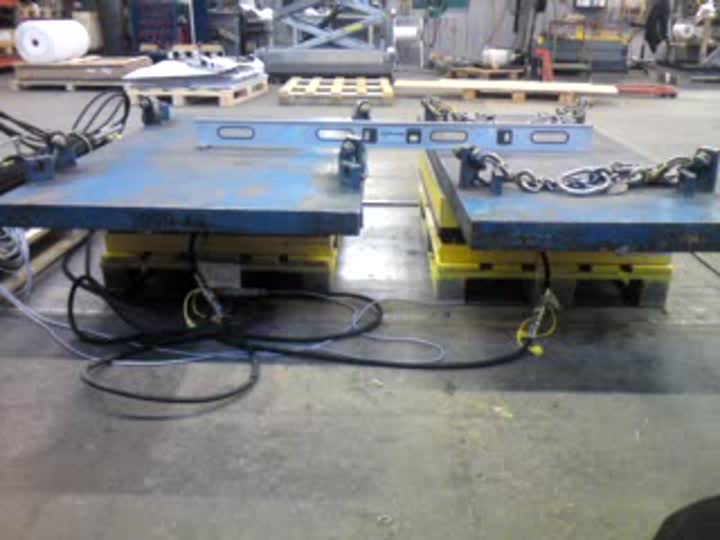 Parallel control lift table