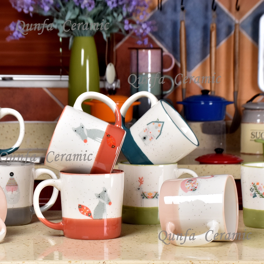 Benutzerdefinierte Griff bedruckte Milchkaffee-Design-Cartoon-Paar-Keramik-Tasse