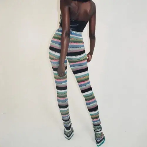 Les pantalons pour femmes colorés occupent le devant de la scène à la Fashion Week