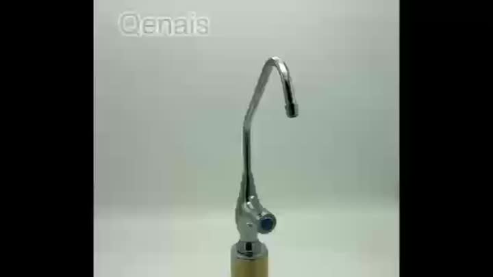 Grifo de agua filtrada para bebidas y cocina.